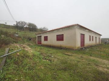 Terreno Urbano com Moradia em Construção 1640 m² Próximo de Lisboa