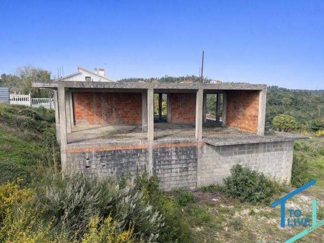 Terreno Urbano com Moradia em Construção – Próximo da Albufeira de Castelo de Bode