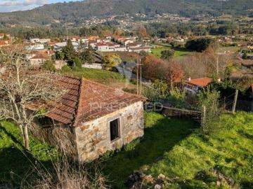 Terreno urbano com pequena moradia em pedra