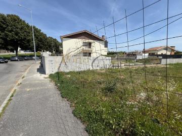 Terreno Urbano com Projeto Aprovado para Moradia T3 em Gueifães, Maia