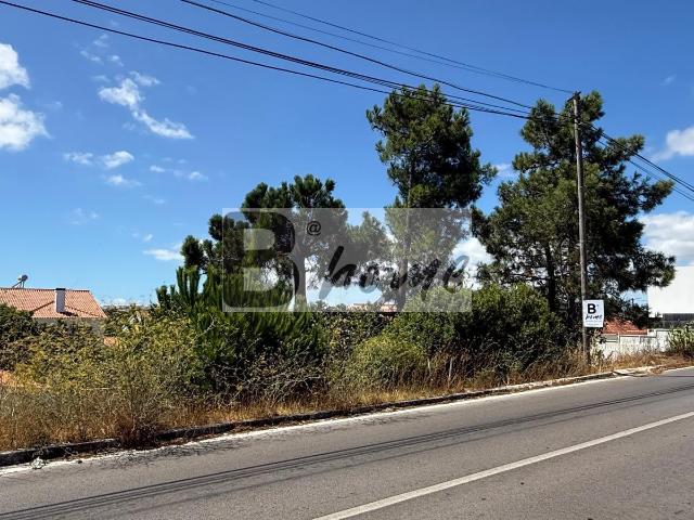 Terreno Urbano com projeto de construção | Excelente Localização entre Charneca de Caparica e Vale Milhaços