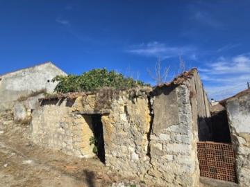 Terreno urbano com ruína