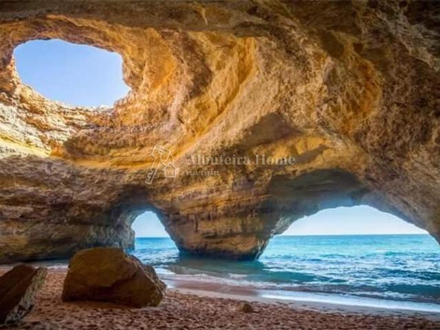 Terreno urbano com ruína com projecto aprovado perto de Albufeira com vista mar