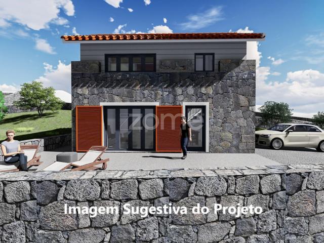 Terreno Urbano com Ruína de Pedra e Projeto Aprovado – Prainha, ilha do Pico