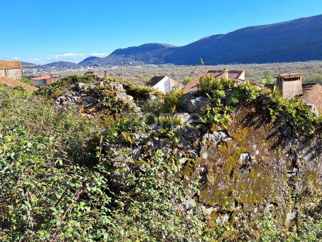 Terreno Urbano com Ruínas em Mira de Aire