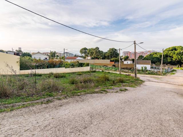 Terreno Urbano com Viabilidade para 2 Lotes na Quinta do Sapato, Paio Pires, Seixal