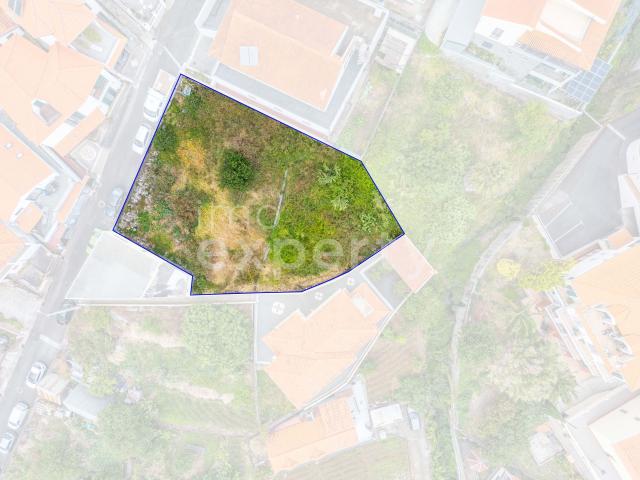 Terreno Urbano com Vista Mar em Machico | 824 m² | 400 m² de Construção