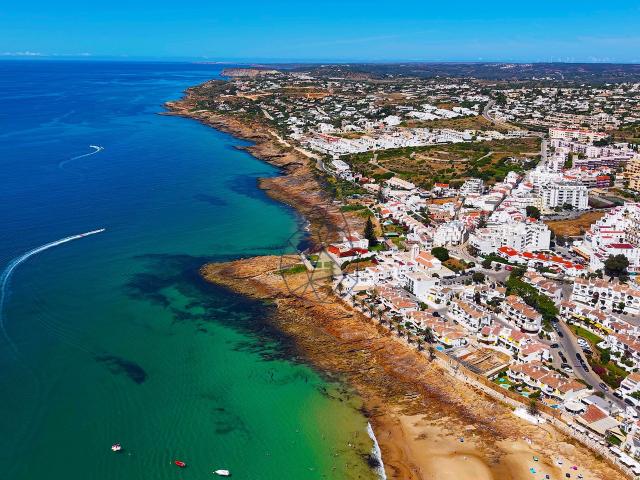 Terreno urbano com vistas para o mar na Praia da Luz, Lagos