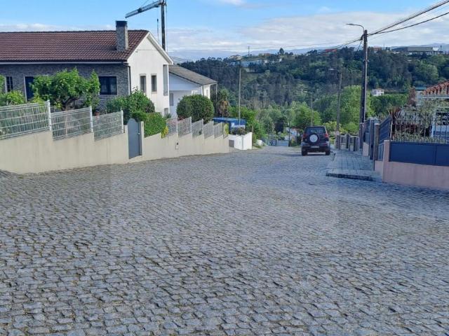 Terreno urbano, construção de moradias, em Penafiel, com 2.814 m2 e 74 mts de frente com a estrada
