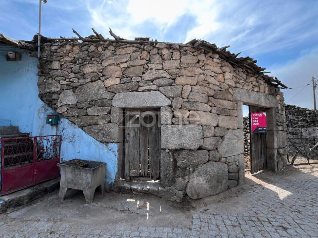 Terreno Urbano Construtível com Ruína em Pedra | Paradela de Monforte