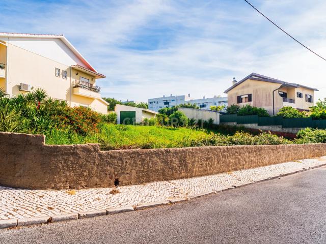 Terreno urbano de 430 m² em zona tranquila de Bicesse, Cascais