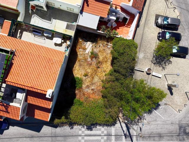 Terreno urbano de 155 m2 destinado a comercio ou serviços e hotelaria ou habitação no Parchal Lagoa