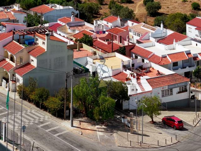 Terreno urbano de 155 m2 destinado a comercio ou serviços e hotelaria ou habitação no Parchal Lagoa