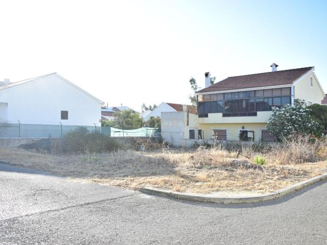 Terreno Urbano de 318 m² em Palmela: Viabilidade para Moradia de 210 m² + Garagem
