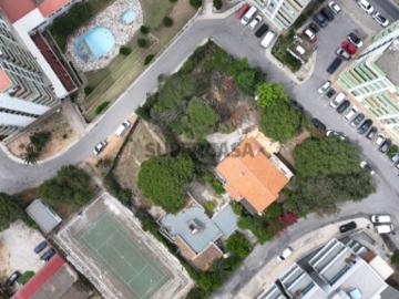 Terreno urbano em Quarteira com projeto aprovado