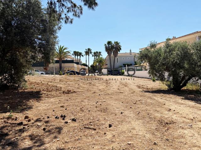 Terreno urbano em Santa Bárbara de Nexe com 413m2