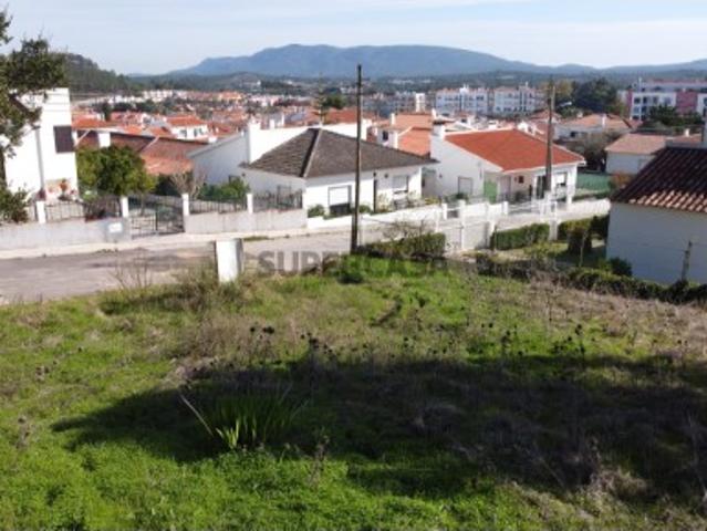 Quer começar a construir já? Terreno Urbano de 960 m² em Sesimbra | Projeto Aprovado e Licença de Construção Ativa