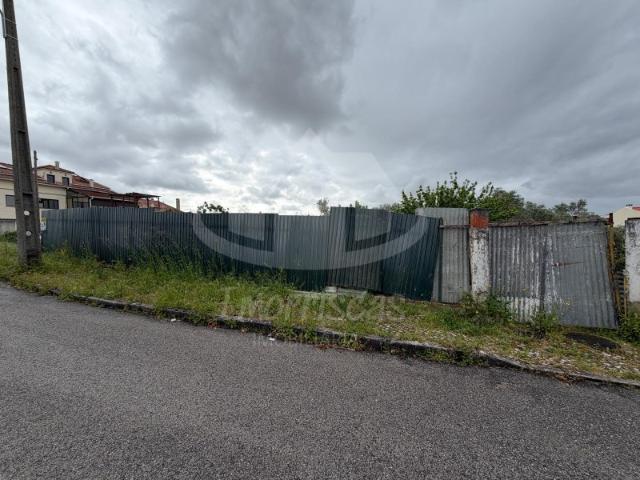 Terreno urbano com 357m2, na Portela de Azóia