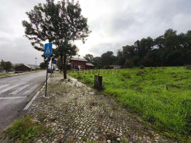 Terreno urbano inserido em loteamento com 878 m2 na Quinta do Arneiro na Merceana