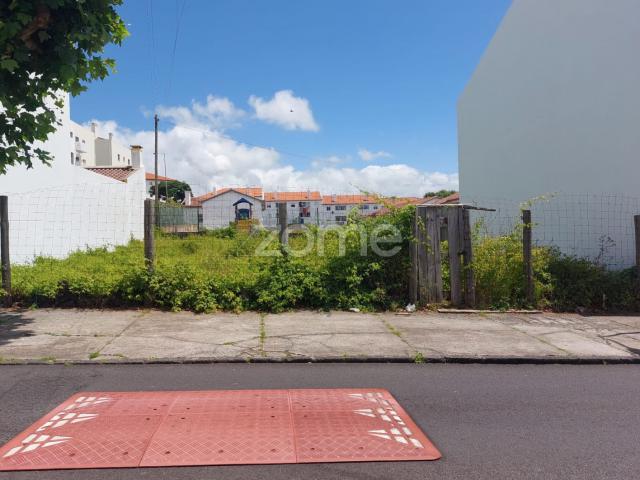 Terreno Urbano na Área Residencial Privilegiada de Ponta Delgada