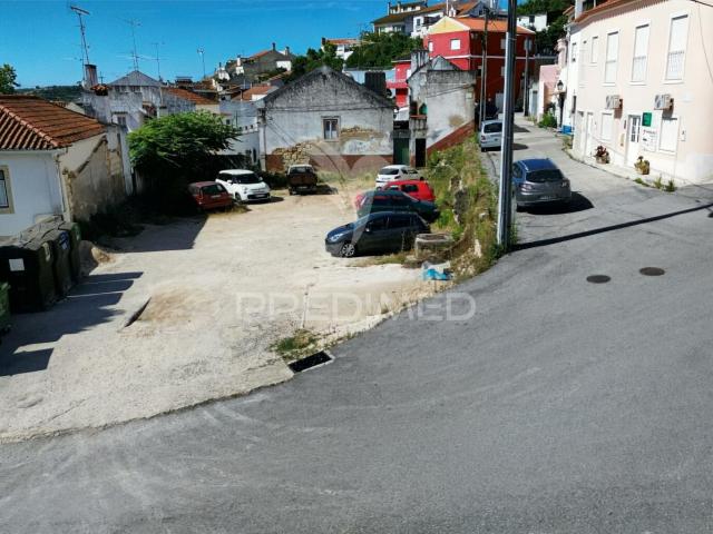 Terreno urbano no centro da Vila de Pernes / Santarém