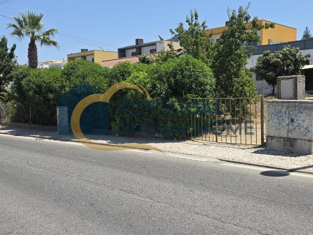 Terreno urbano para construção de uma moradia unifamiliar
