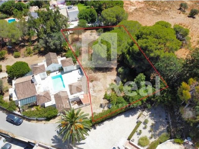Terreno Urbano para construção de Moradia com Piscina