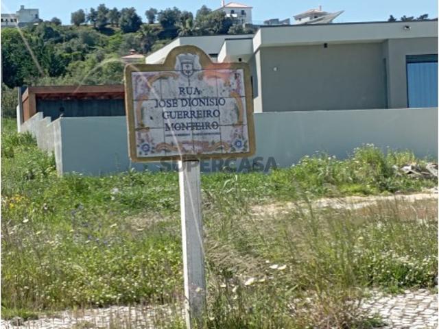 Terreno urbano para construção de Moradia Isolada com Cave