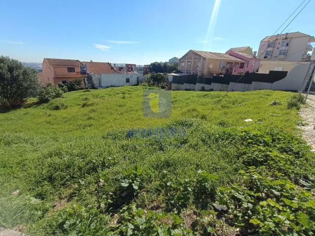 Terreno urbano para construção em Mina de Água, Amadora
