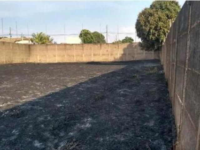 Área Com 4.400m² Duas Frentes Topografia Plana Situado no Centro De Fernandópolis SP