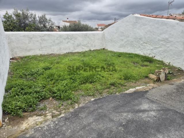 Terreno urbano p/moradia de r/c e 1o andar na Aldeia dos Fernandes