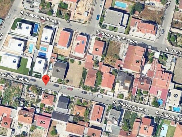 Terreno urbano situado numa zona tranquila e bem servida da Charneca de Caparica