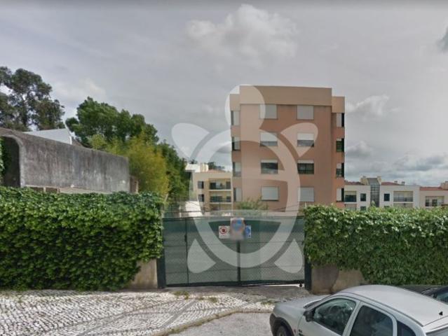 Terreno vedado e pavimentado em Eiras