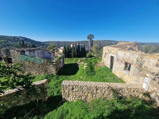 Terreno virado a sul com ruína, situado numa zona tranquila