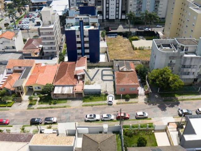 Terreno ZR4 no Campina do Siqueira: Excelente Oportunidade Próximo ao Parque Barigui