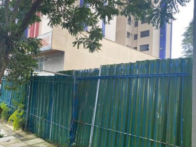 TERRENO ZR4 NO CABRAL COM DUAS FRENTES POTENCIAL PARA EDIFÍCIO
