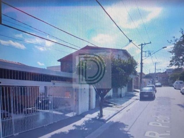 Terreno 250 m². Cabem 3 sobrados