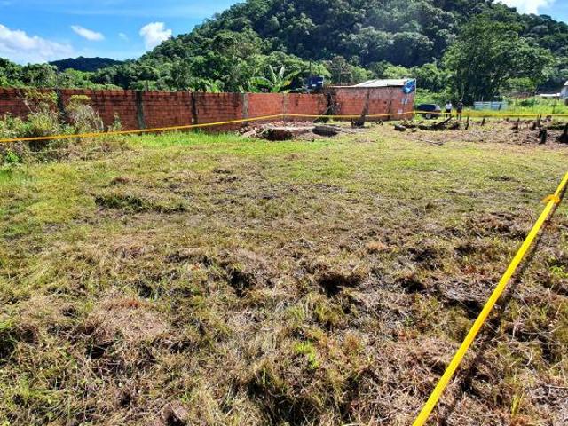 Terreno 360m² em Mongaguá Lote inteiro cercado 2km da praia Terreno à venda