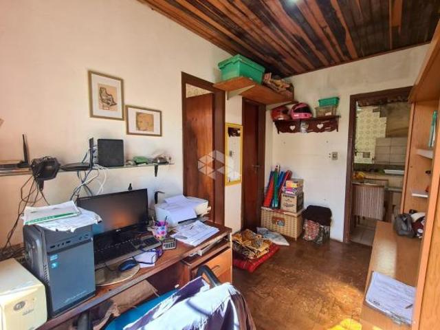 Terreno 457 m2, com 2 casas e amplo pátio entre elas, 4 vagas de garagem bem localizada