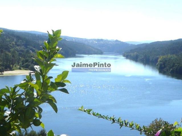 Terreno 40.500m2 vizinho ao rio Douro. Portugal, Porto, Penafiel, Entre os Rios