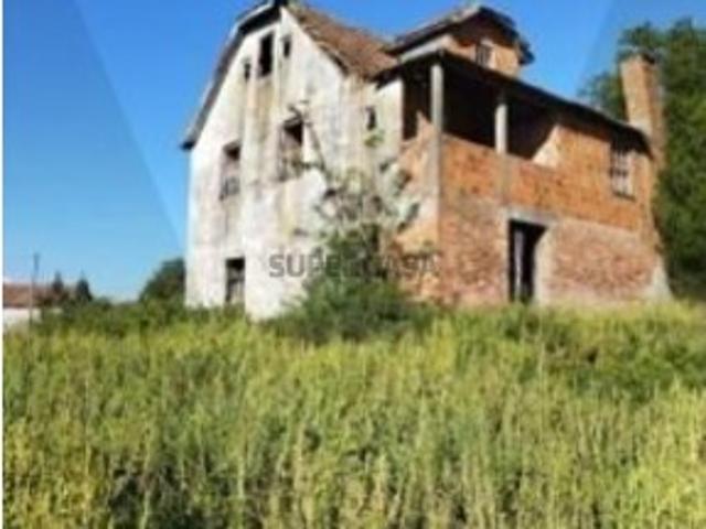 Terreno 4289,8 m2 com ruína em Sabugosa Tondela