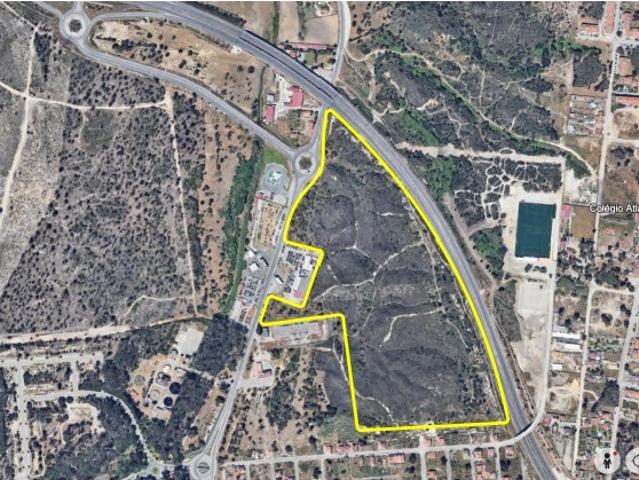 Terreno com potencial único para investimento em Seixal, perto de acessos privilegiados