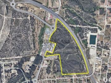 Terreno com potencial único para investimento em Seixal, perto de acessos privilegiados