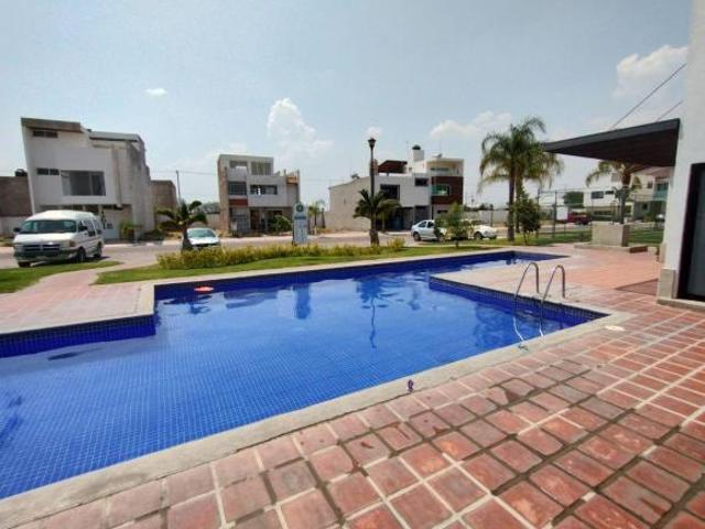 Terrenos con varias medidas en Fracc, Maderas Residencial