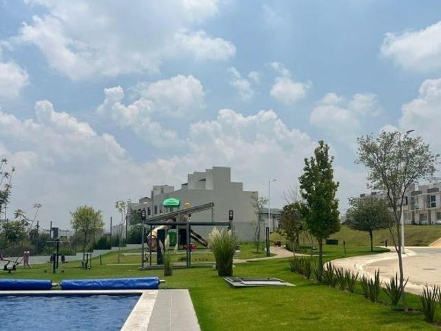 Terrenos en venta dentro de un fraccionamiento con alberca en Zapopan, Jal