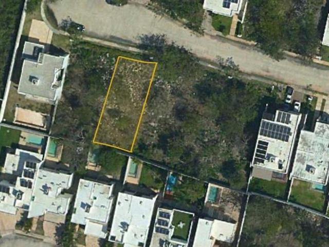 Terrenos en Venta en Privada Parque Central a 2 cuadras de la Casa Club