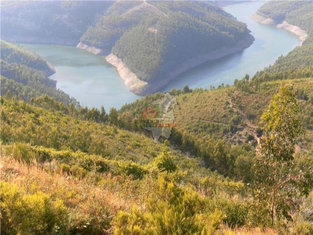 Terrenos junto à albufeira