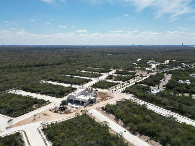 Terreno en venta dentro de privada con amenidades de lujo en merida yucatan