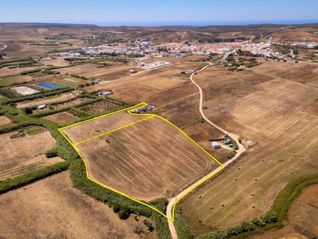 Terrenos rústicos com três poços, em Vila do Bispo