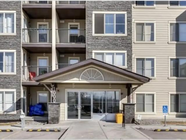 Terrific 2 bedroom, 2 bathroom unit! South facing! Walk anywhere in town! — 2 Bedrooms Apartment